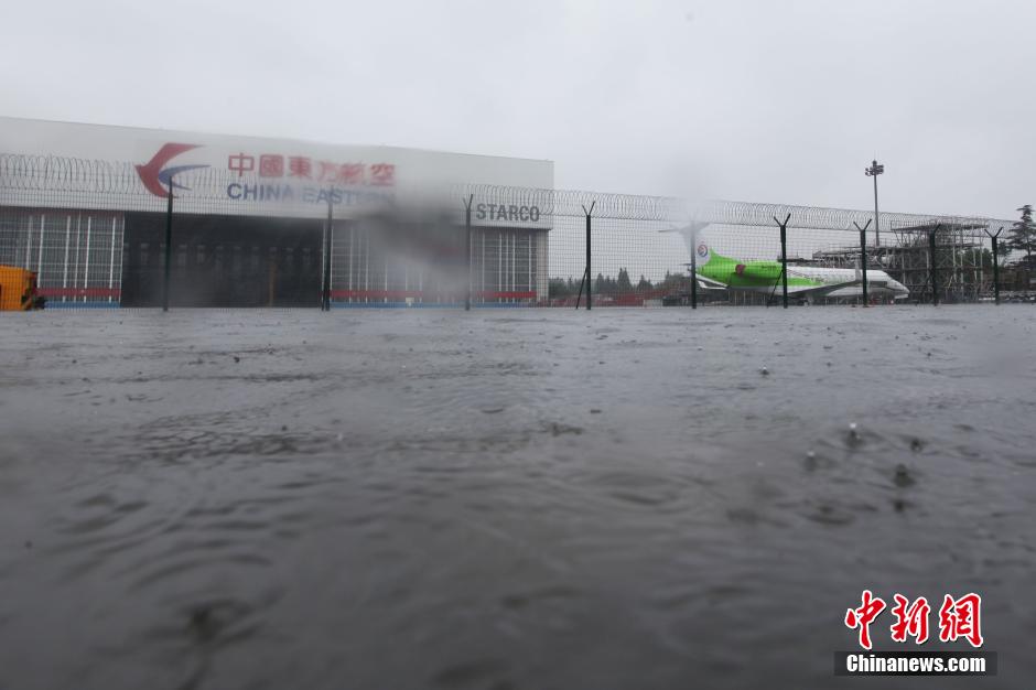 上海遭遇特大暴雨 市民顶“浪”前行