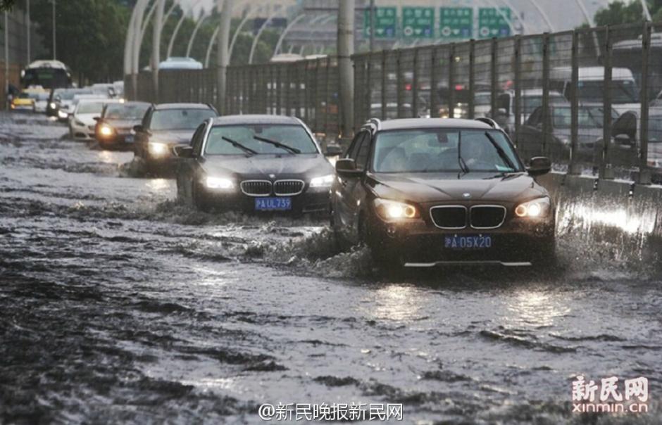 上海遭遇特大暴雨 市民顶“浪”前行