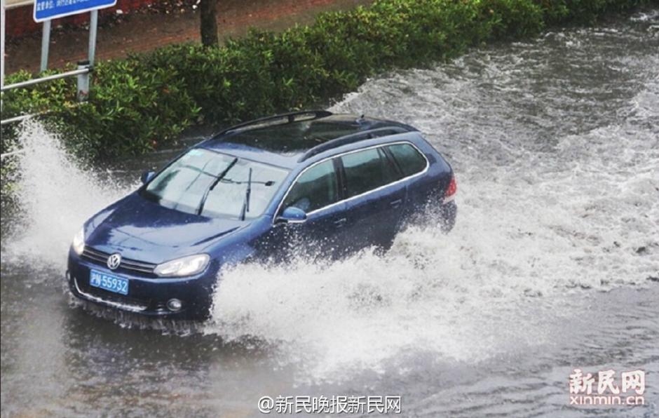 上海遭遇特大暴雨 市民顶“浪”前行