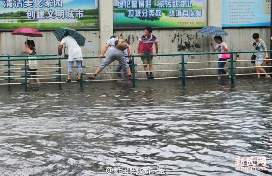 上海遭遇特大暴雨 市民顶“浪”前行