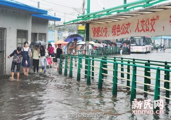 上海遭遇特大暴雨 市民顶“浪”前行