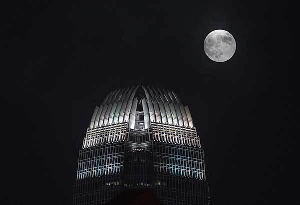 中秋夜各地现九年来最大最圆月亮
