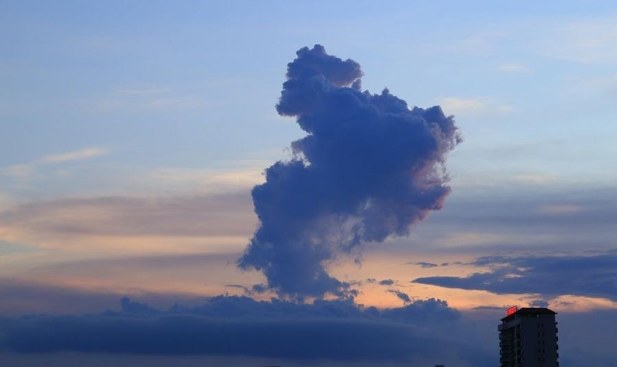 海口天空出现奇景 夕阳西下骏马腾飞