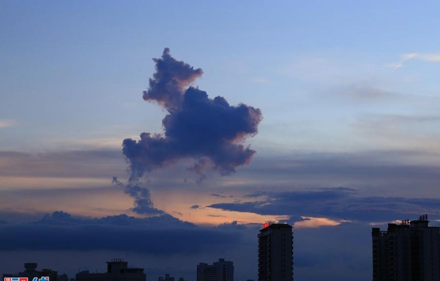 海口天空出现奇景 夕阳西下骏马腾飞