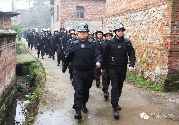 广西全州县打黑：警察持枪拿盾牌列队进村(图)