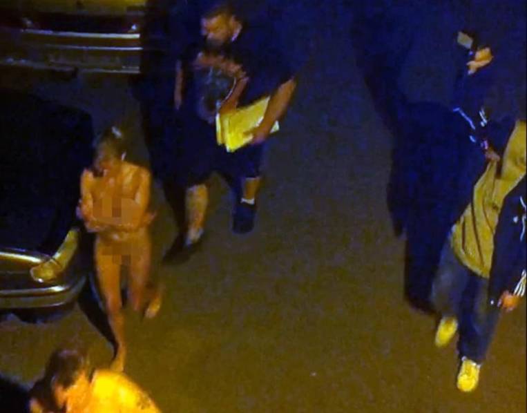 男子冒充警察去扫黄 妓女被逼裸体游街【组图】