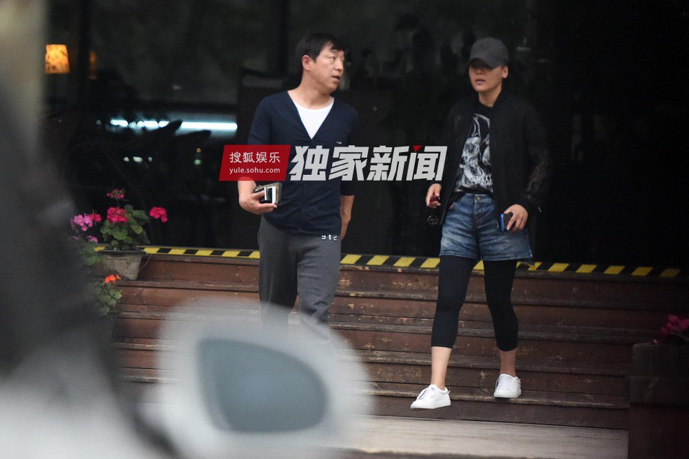 潮男！黄渤外出会友 低胸V领显年轻