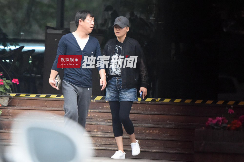 潮男！黄渤外出会友 低胸V领显年轻