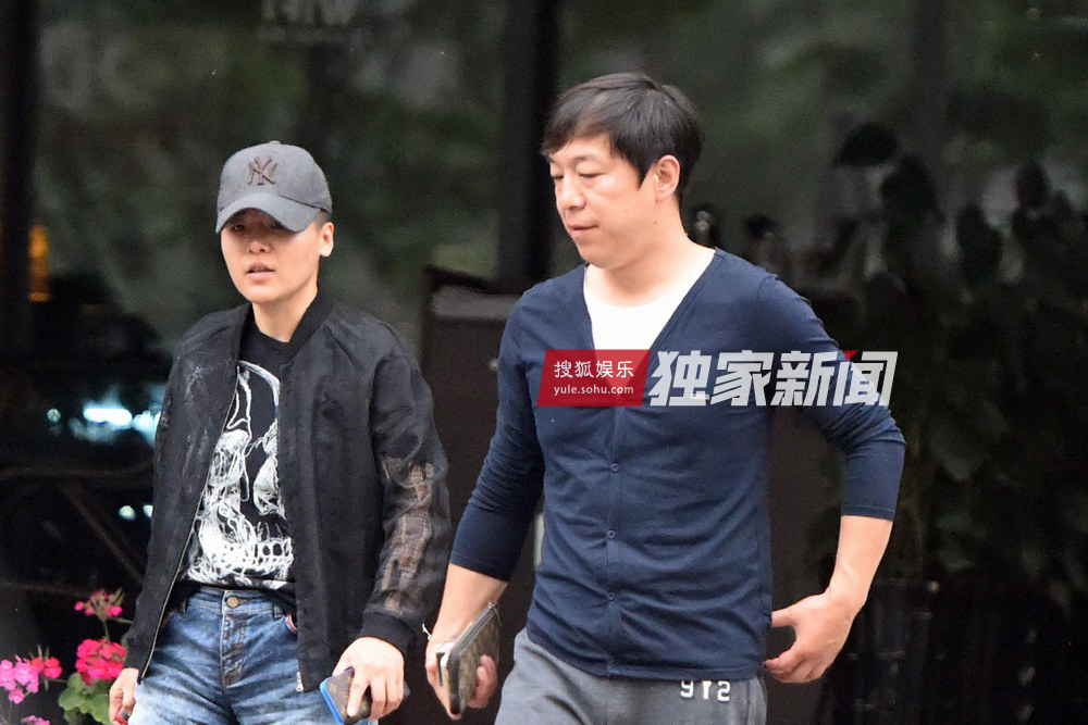 潮男！黄渤外出会友 低胸V领显年轻