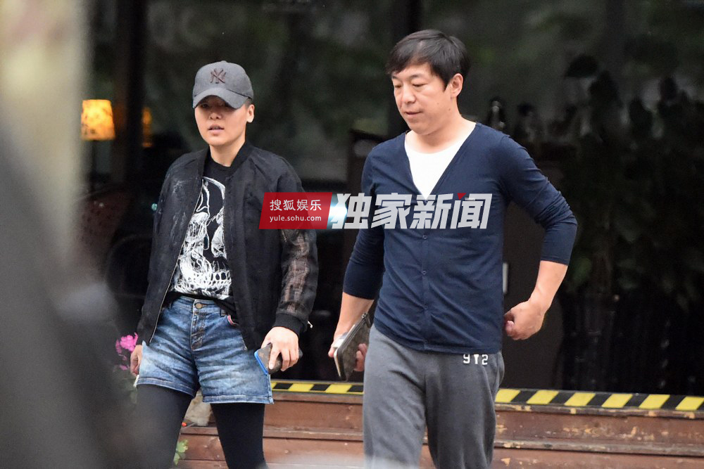 潮男！黄渤外出会友 低胸V领显年轻