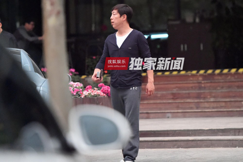 潮男！黄渤外出会友 低胸V领显年轻