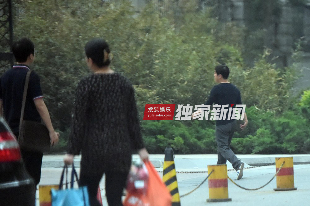潮男！黄渤外出会友 低胸V领显年轻