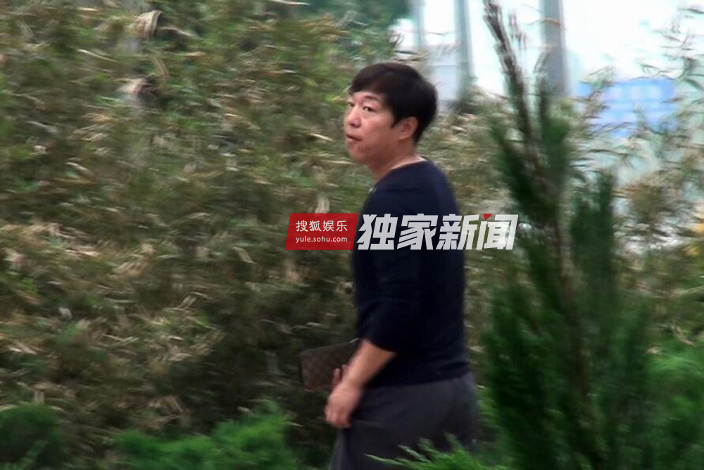 潮男！黄渤外出会友 低胸V领显年轻