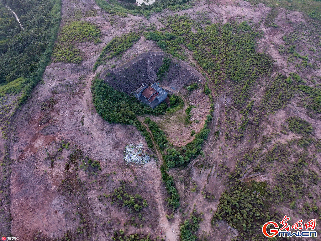 钉子户被困锅底 自建3层楼房站楼顶看不到周围