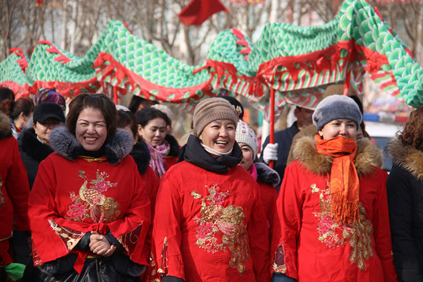 新疆托克逊县各族群众社火巡游迎中国春节