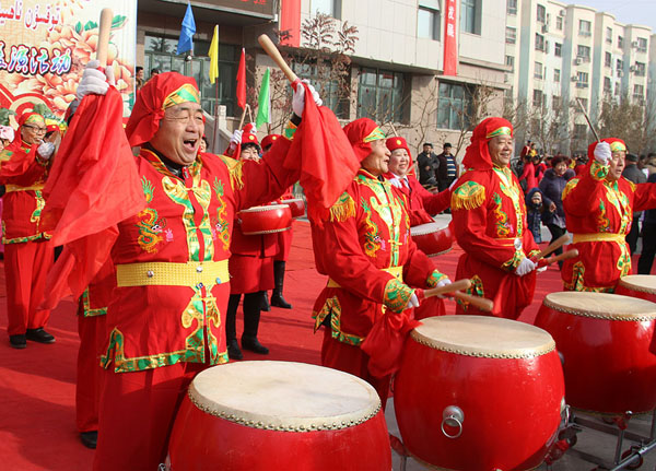 新疆托克逊县各族群众社火巡游迎中国春节