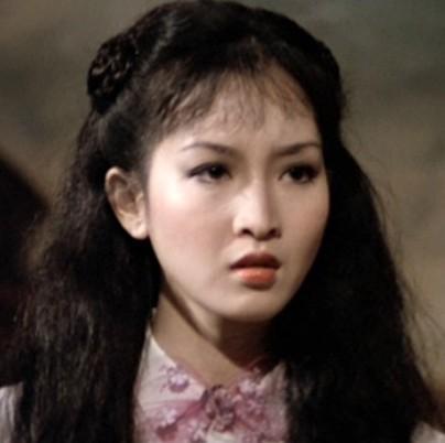23岁下嫁龙套，丈夫3次破产，夫妻携手40年膝下无子！