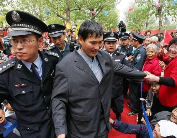 大衣哥朱之文北京豪宅曝光 不过自己还是喜欢农村种地的感觉！