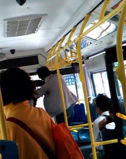 郑州一醉汉骚扰辱骂公交司机并抢夺方向盘，乘客们纷纷制止
