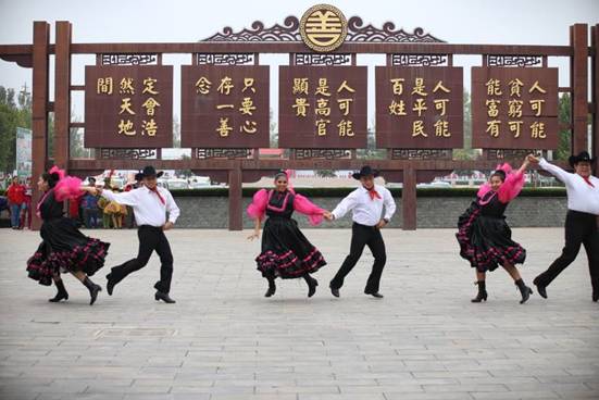 关公国际旅游节表演团队走进李家大院展现异域风情
