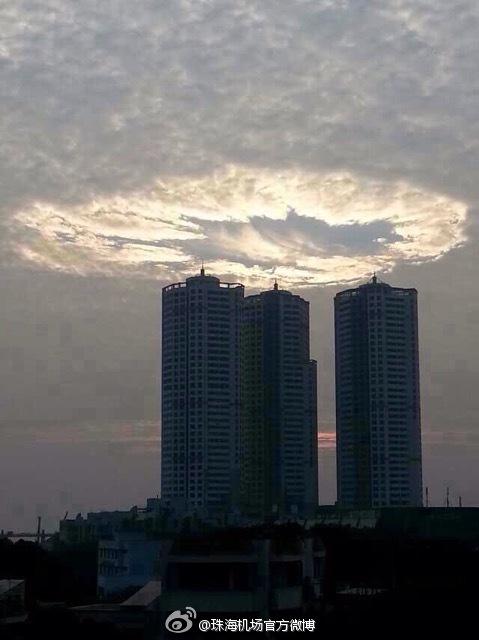 深圳、珠海上空出现云洞奇观