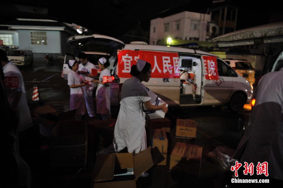 云南“8.03”地震伤员接受救治