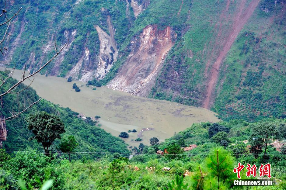 云南巧家县山体滑坡堵塞河流已形成堰塞湖（组图）