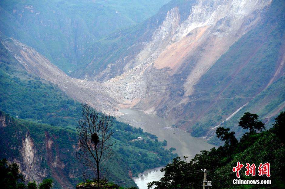 云南巧家县山体滑坡堵塞河流已形成堰塞湖（组图）