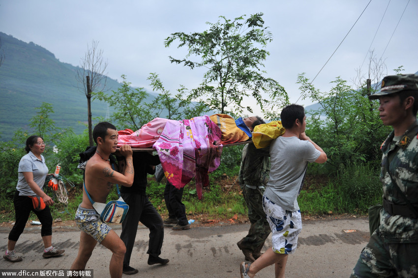 云南鲁甸震中仍断电断水断路 伤员靠人工搬运