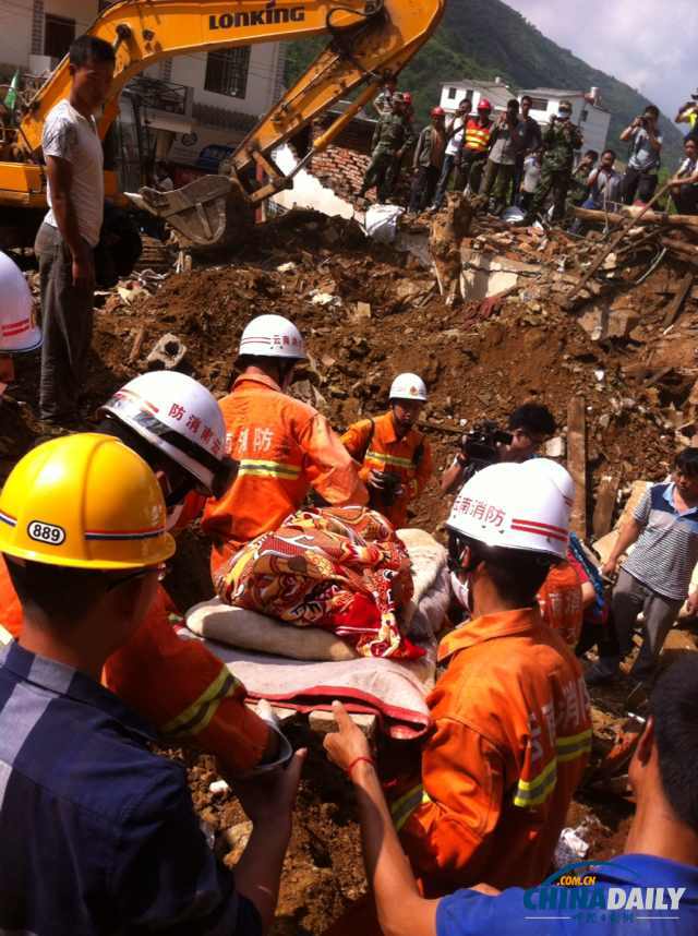 武警救援部队从震中废墟中挖出一具男孩遗体