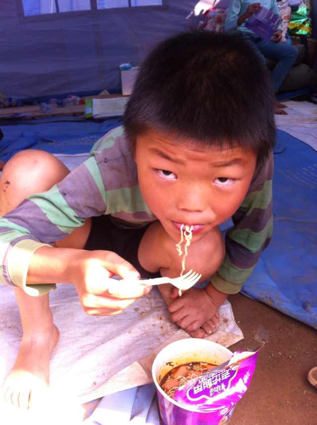 鲁甸灾区的孩子们:泡面充饥中的阳光生活