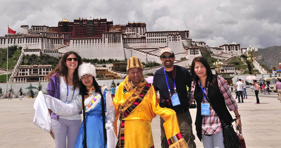 2014中国西藏发展论坛代表们参观布达拉宫