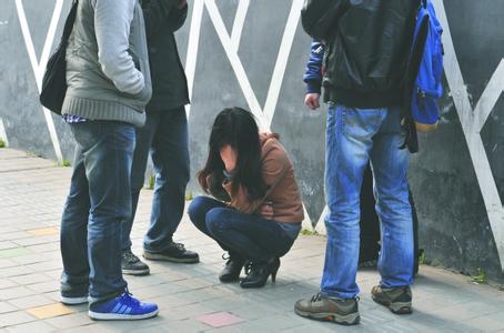 女孩被色狼骗进狼窝 发微信给一又友报警握东谈主