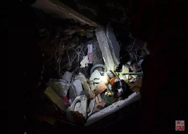 深圳滑坡事故现场挖出第一具遇难者遗体