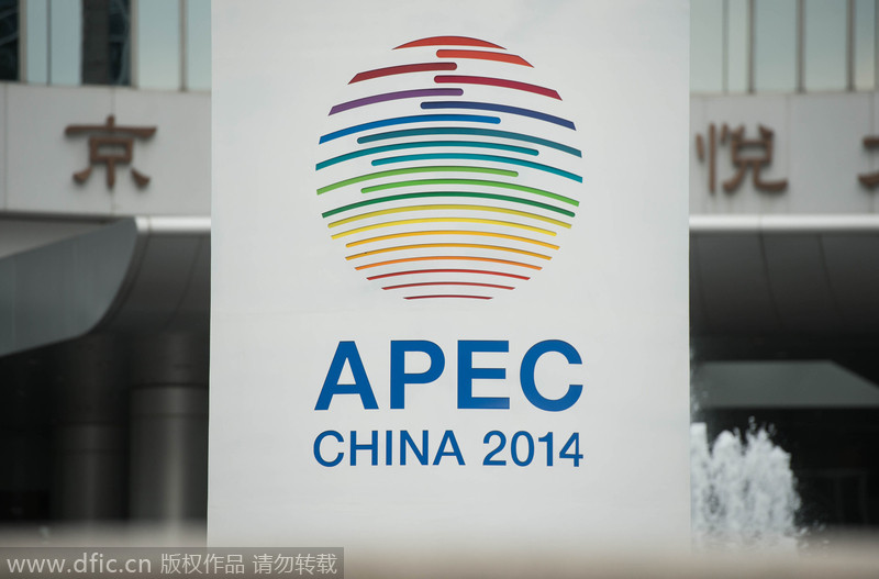 2014 APEC峰会：北京街头洒扫迎客 老外欢乐合影天安门