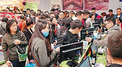 广州首家跨境电商保税店开业 奶粉价看齐香港