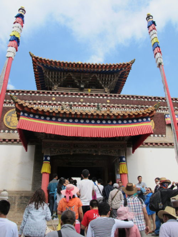 藏传佛教圣地塔尔寺迎来大量游客和朝拜者