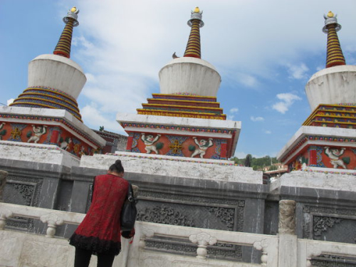 藏传佛教圣地塔尔寺迎来大量游客和朝拜者