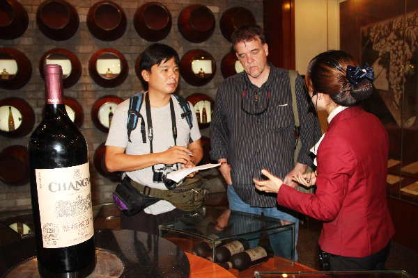 亚洲主流媒体采访团聚焦烟台葡萄酒文化