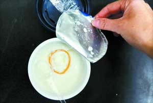 市民买酸奶吃出橡皮筋 称疑为避孕套橡胶圈(图)