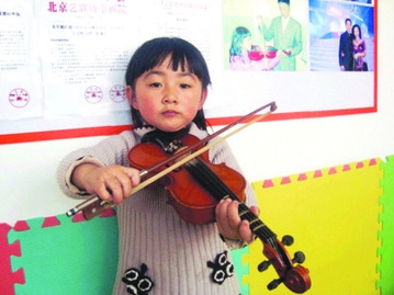 两岁宝宝被父亲要求学拉小提琴 网友称摧残孩子