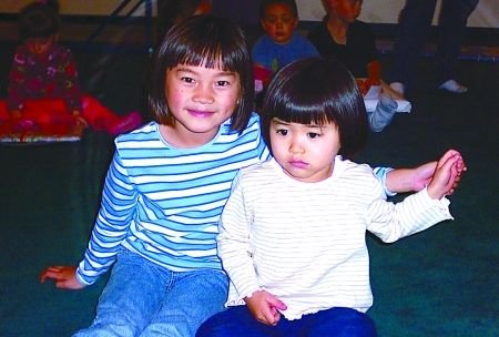 美国妇女时隔3年收养2名中国女婴发现系亲姐妹