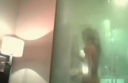 24岁名模陷“偷拍门” 洗澡全程被黑客网络曝光