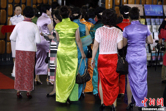 上海女孩身穿旗袍参加成人礼