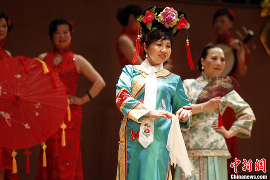 上海女孩身穿旗袍参加成人礼