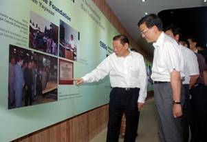 福建省代表团访问新加坡金鹰国际集团生产基地