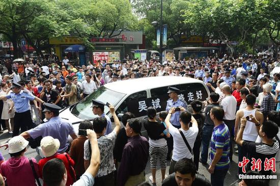 杭州忍痛救乘客司机葬礼现场:1座城市送别1个人