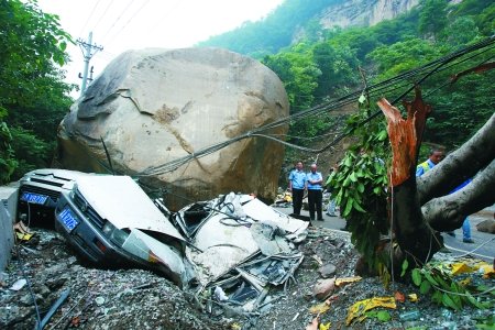 重庆公路天降200吨重巨石 砸扁2车数人受伤
