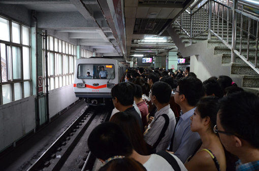 乘客滞留北京地铁一号线
