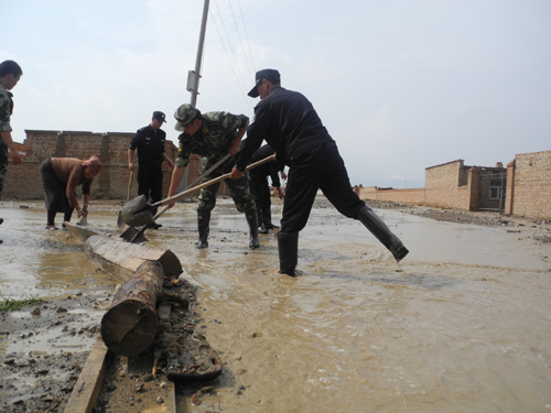新疆塔城边防官兵参与抗洪抢险确保群众生命财产安全